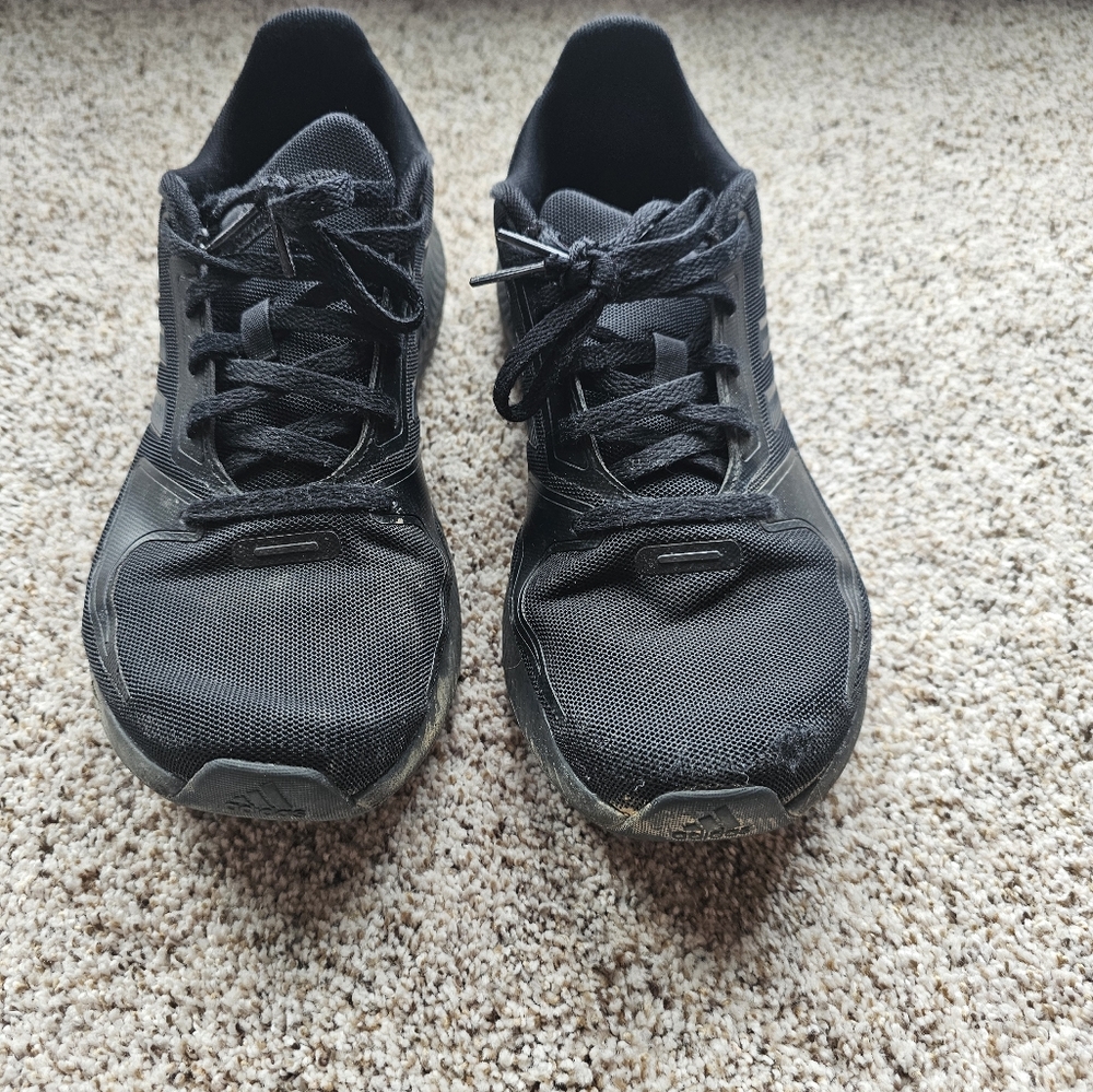 Used Adidas kid's size 7 black shoes
